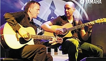 Gitarzyści Napiórkowski i Królik grają razem