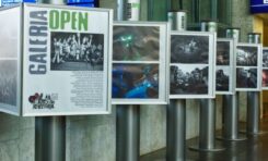 Wystawa poświęcona Festiwalowi w Jarocinie w holu dworca Warszawa Centralna