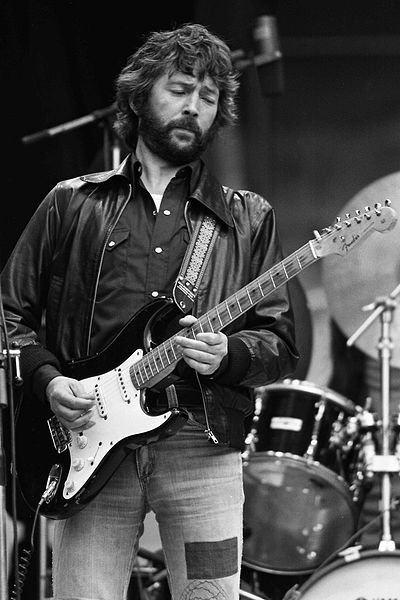 Eric Clapton ze swoim słynny Fenderem Stratocasterem "Blackie" (rok 1978). Foto: Chris Hakkens, CC-BY-SA, http://en.wikipedia.org/wiki/File:Eric_Clapton2_in_1978.jpg