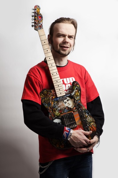 Szymon Chwalisz z gitarą dla WOŚP Szymon Chwalisz z gitarą dla WOŚP