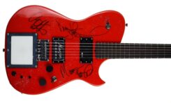 Gitara Manson z autografami Muse na licytacji