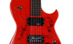 Gitara z autografami Muse sprzedana na aukcji