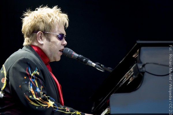 Elton_John_performing,_2008_3