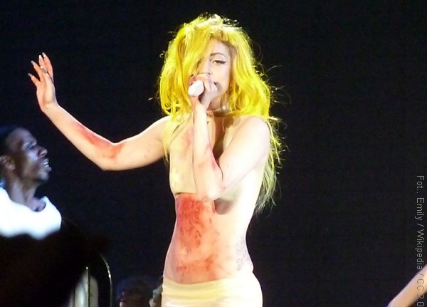 Lady_Gaga_BTW_02