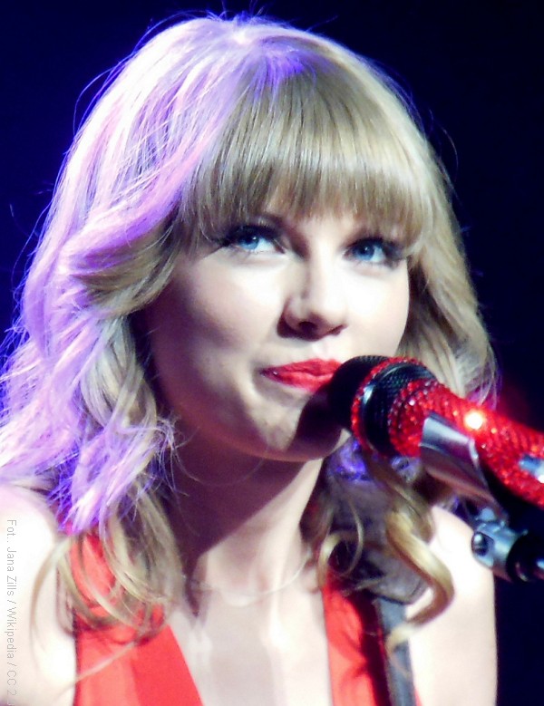 Taylor_Swift_Red_Tour_3,_2013