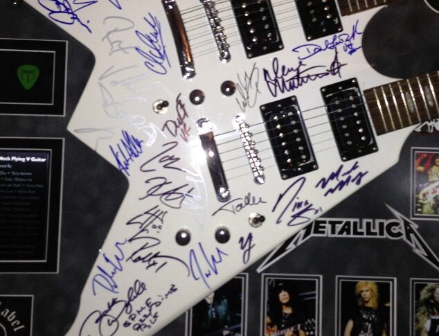 Gitara z autografami największych gwiazd za 230 000 złotych