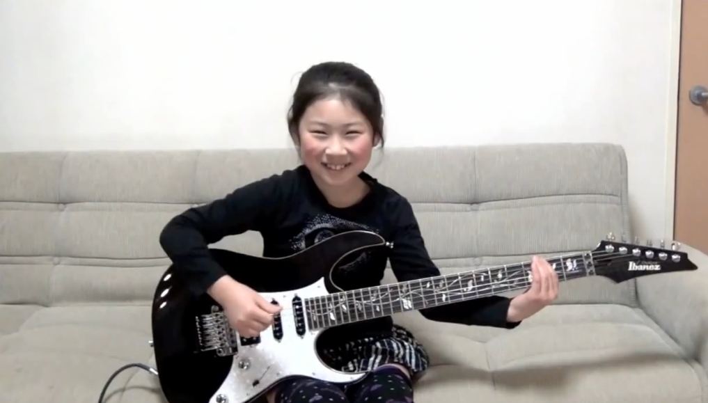 8-letnia gitarzystka gra Paula Gilberta/Racer X „Scarified”