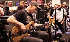 Wojtek Pilichowski na stoisku Dunlop podczas NAMM Show 2015