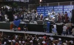 B.B. King zmienia strunę, ale nie przerywa utworu