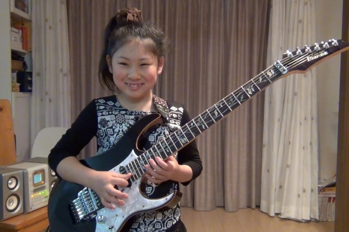 10-letnia Li-sa-X gra utwór Polyphia „Aviator”