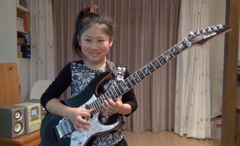 10-letnia Li-sa-X gra utwór Polyphia "Aviator"