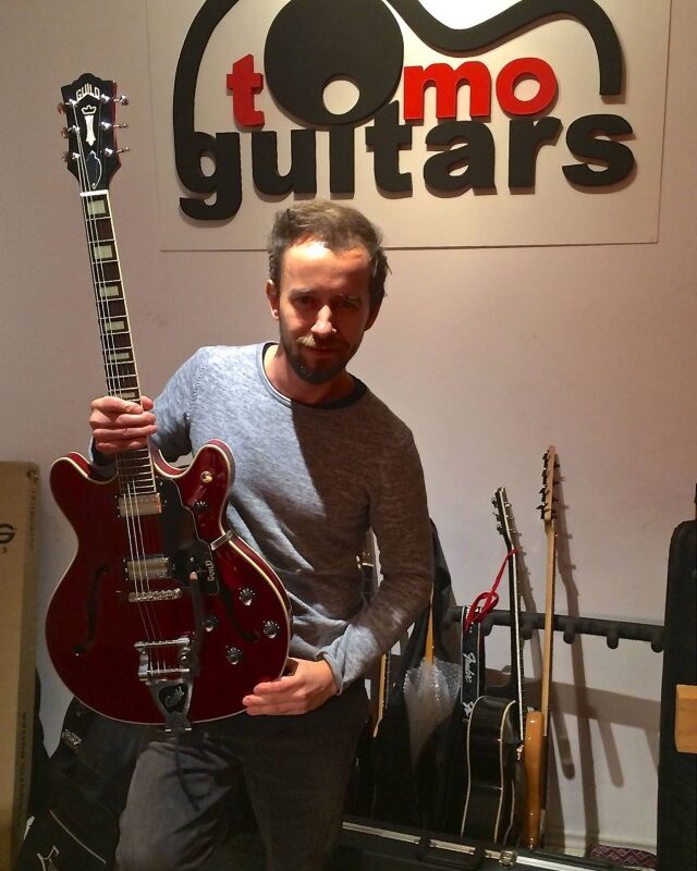 Tomek Dąbrowski z Sorry Boys odwiedził Tomo Guitars