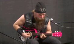 Zakk Wylde gra N.I.B. Black Sabbath na mini gitarze z Hello Kitty