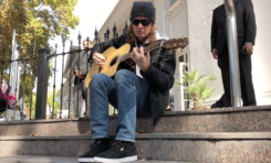 Dave Mustaine zagrał dla fanów przed hotelem [WIDEO]