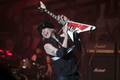 Michael Schenker występuje w Palace of Fine Arts w San Francisco, 19 kwietnia 2019 roku.