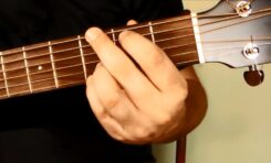 G-dur - podstawowy akord gitarowy. Jak go zagrać?