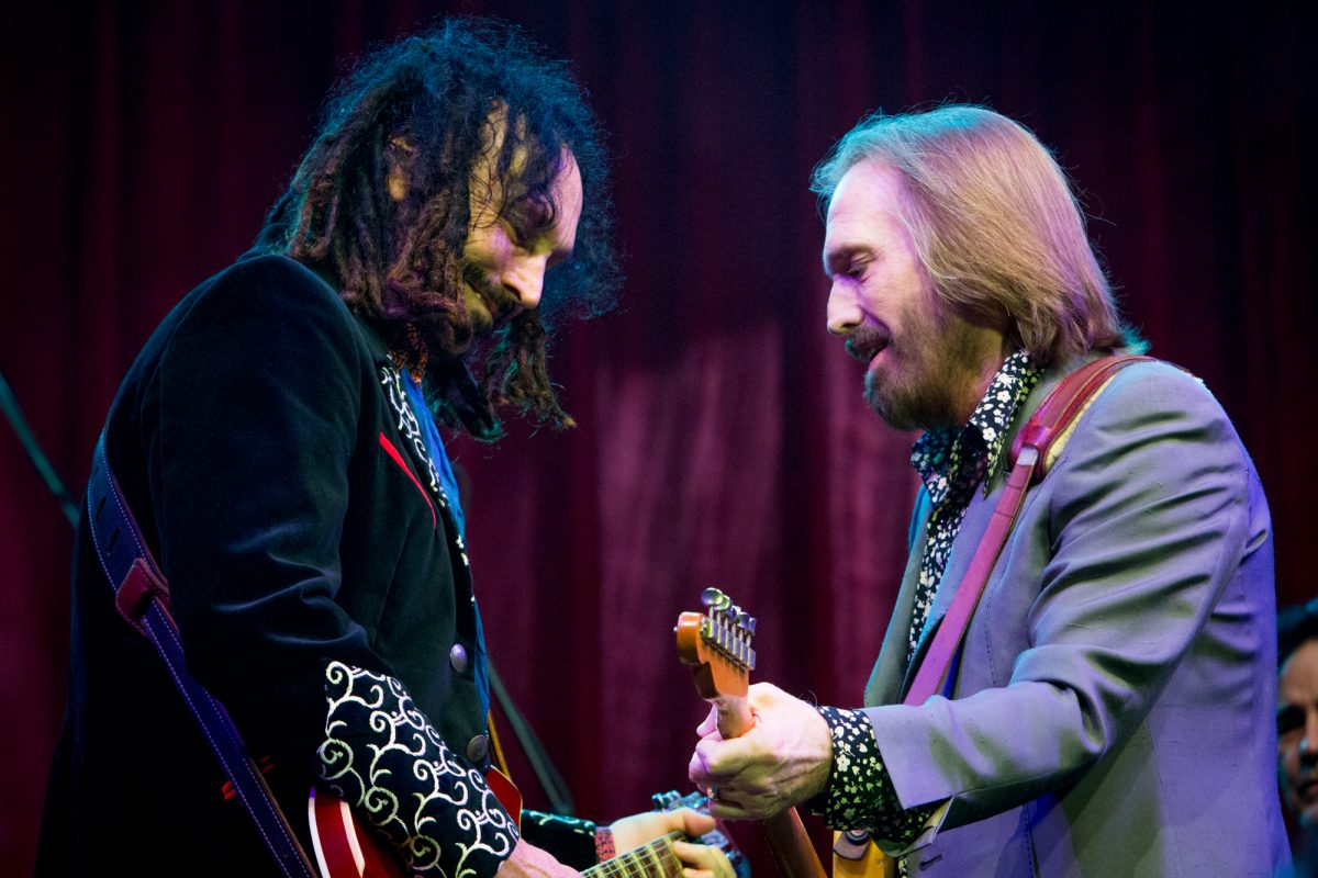 Tom Petty i Mike Campbell, fot. Wikipedia na licencji CC