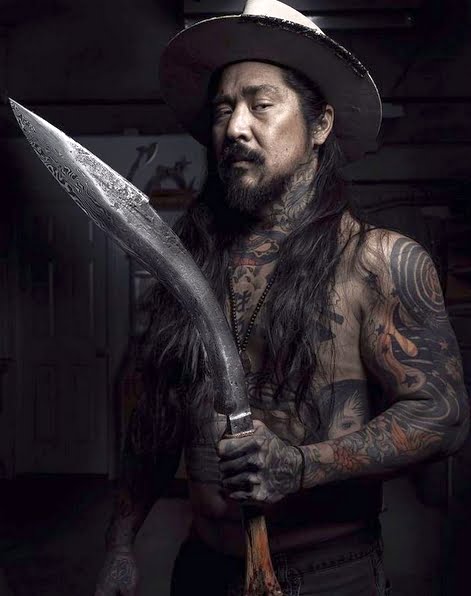 Neil Kamimura z jednym ze swoich noży, fot. Instagram
