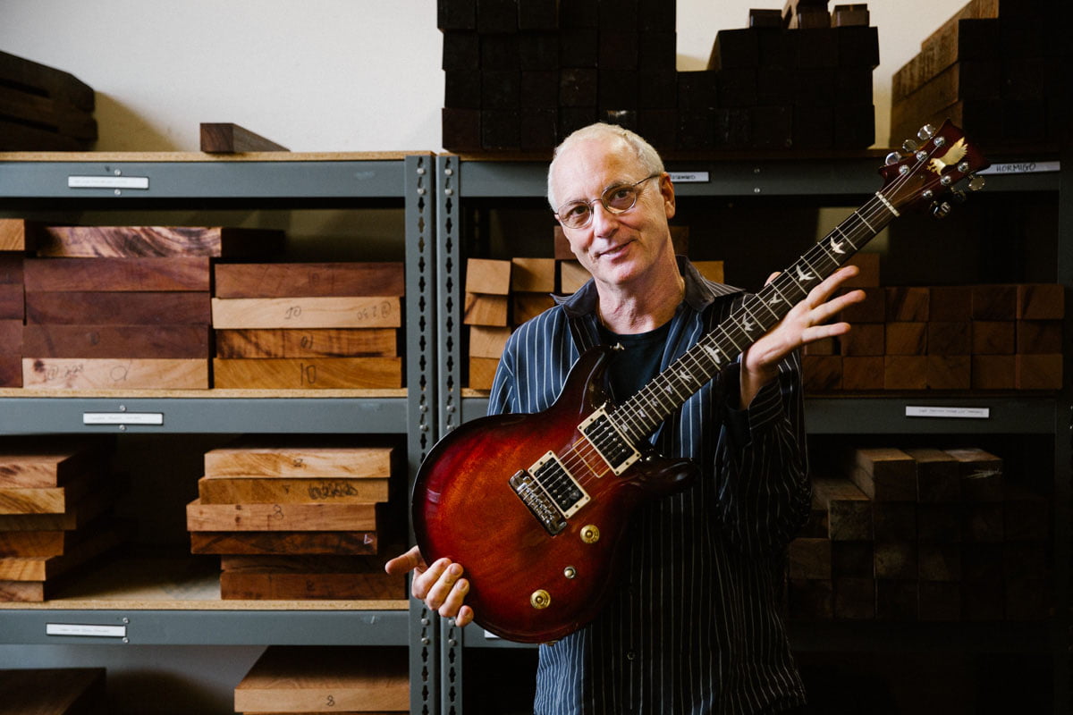 Paul Reed Smith z gitarą zbudowaną dla Petera Framptona w 1976 roku (fot. PRS Guitars)