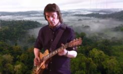 Nowy, "elektryczny" Steve Hackett w utworze "Wingbeats"