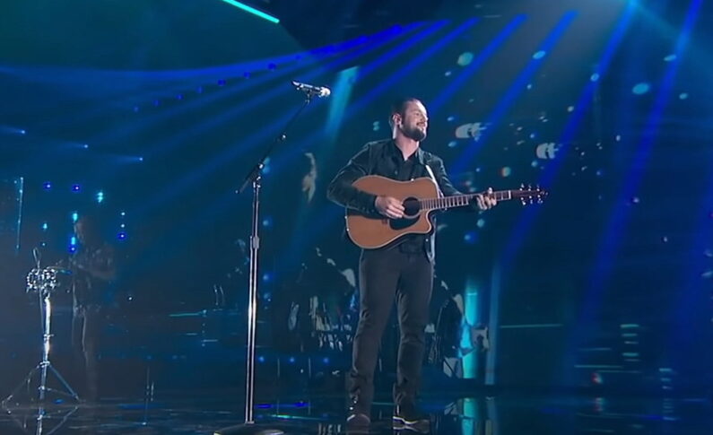 Laureat „American Idol” wybrał gitarę Takamine EF360SC-TT