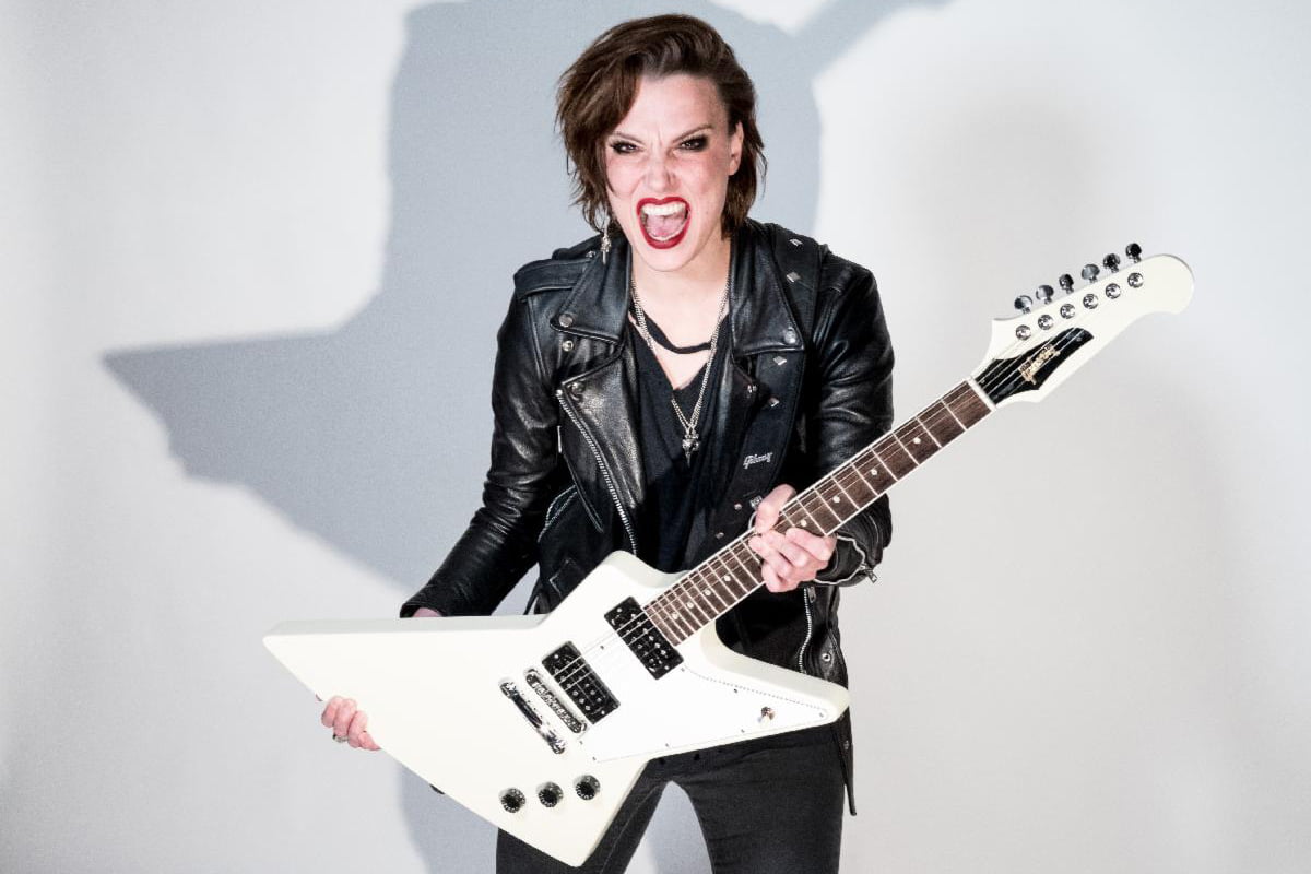 Lzzy Hale z sygnowaną przez siebie gitarą Gibson Explorer (fot. Gibson)