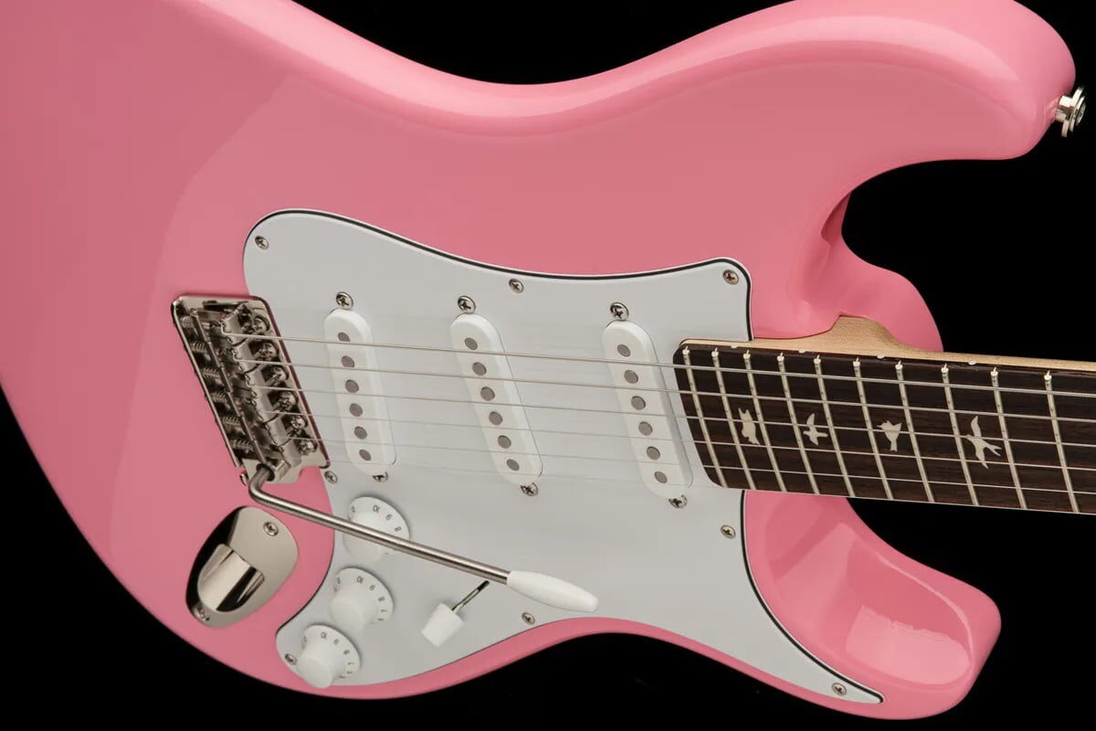 PRS prezentuje gitarę Silver Sky w wykończeniu Roxy Pink