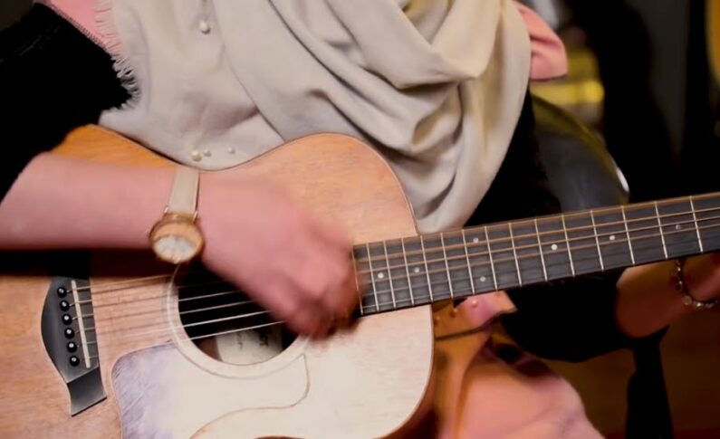 Tom Morello prosi o pomoc w ewakuacji młodych gitarzystek z Afganistanu