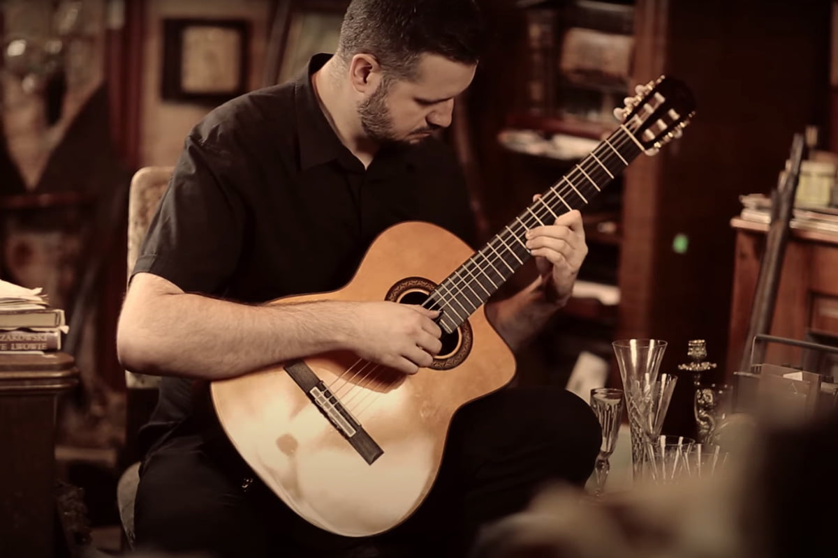 Mariusz Lemański i Takamine GC6CE-NAT (fot. YouTube)