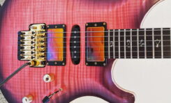 Herman Li prezentuje zdjęcie swojej gitary PRS