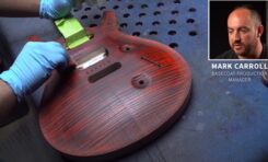 Z wizytą w fabryce PRS Guitars – bejcowanie drewna (wideo)