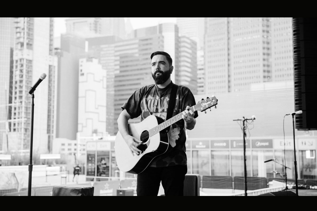 Jeremy McKinnon z gitarą Takamine EF360GF (fot. James Hartley / Takamine)
