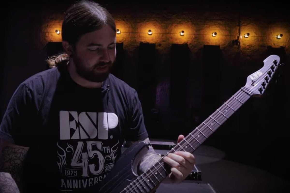 Cameron Stucky i LTD Deluxe SN-1 HT (fot. YouTube / ESP Guitars USA)