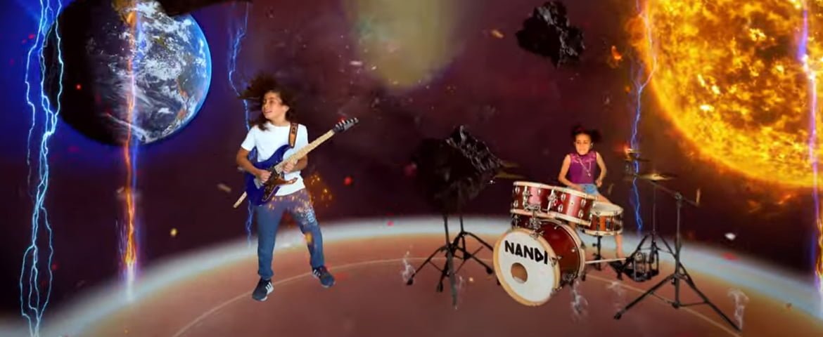 Roman Morello i Nandi Bushell (fot. YouTube/Nandi Bushell)
