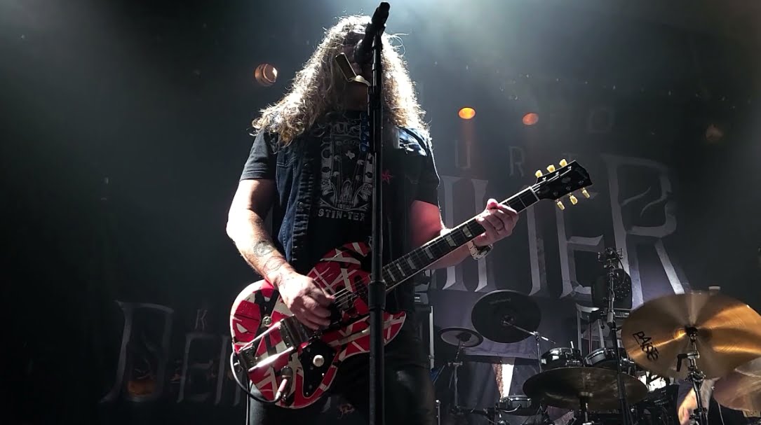 Phil X gra motywy Van Halen na swojej frankenstratopodobnej gitarze Bluesman Vintage