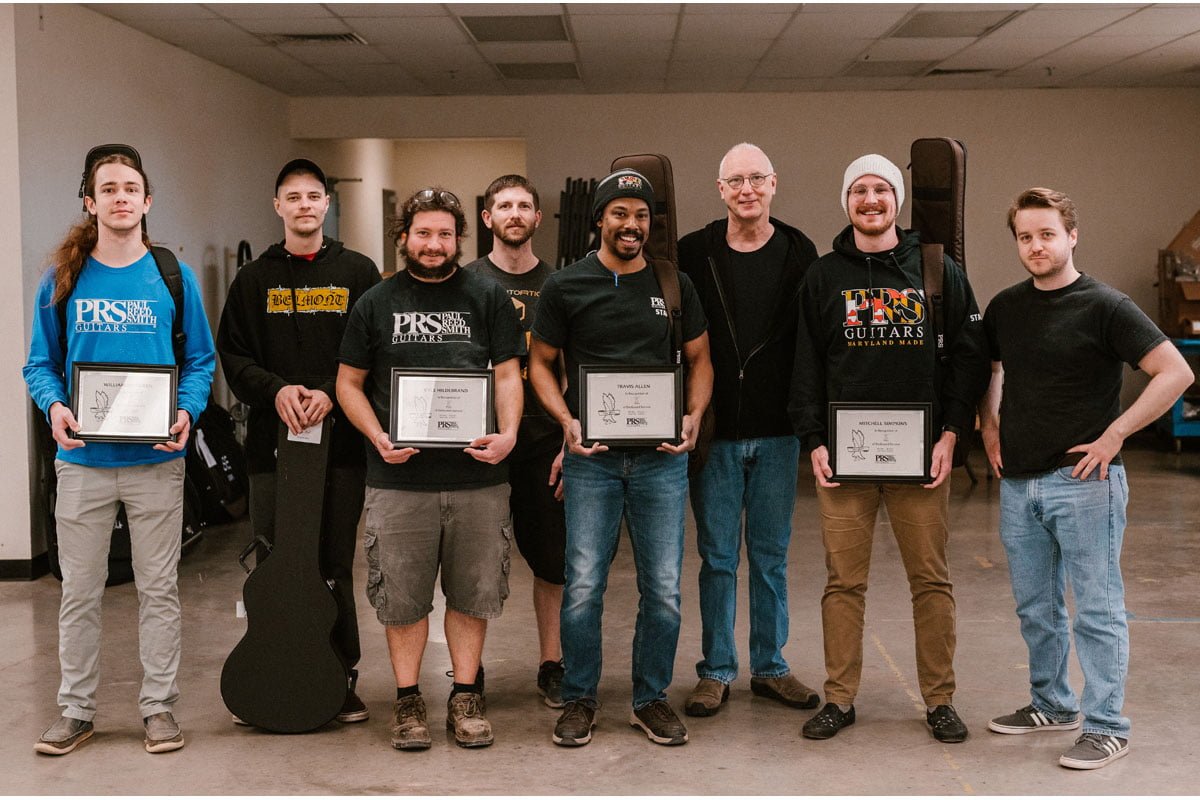 Paul Reed Smith z grupą wyróżnionych pracowników o 5-letnim stażu (fot. PRS Guitars)