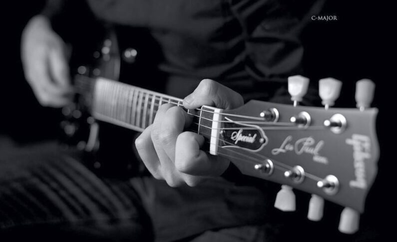 Gama C-dur na gitarze. 3 najlepsze lekcje na YouTube