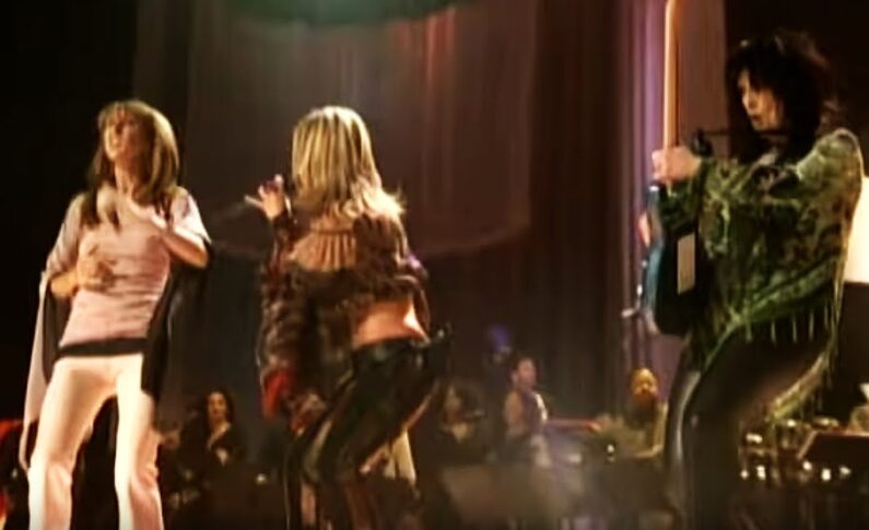 "You Shook Me All Night Long" AC/DC w wykonaniu... Anastaci i Celine Dion. Malcolmowi się podobało.