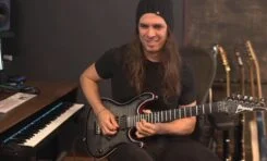 Gitarzysta Megadeth Kiko Loureiro pokazuje jak stworzyć gitarową solówkę