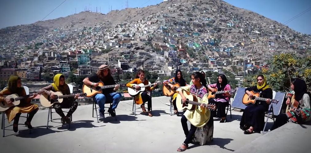 Tom Morello, Beth Hart i wielu innych dołącza do afgańskich gitarzystek w nowej wersji pieśni „God Help Us All”