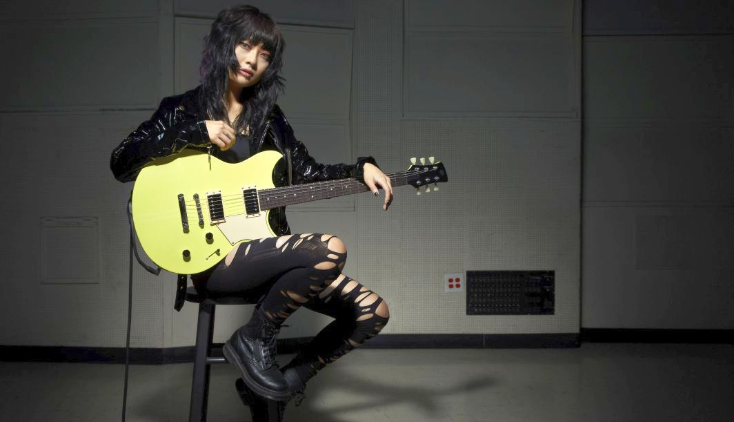 Alicia Rei Kim o nowej gitarze Yamaha Revstar Element RSE20: „Byłam bardzo szczęśliwa gdy ją dostałam, niemal krzyczałam”