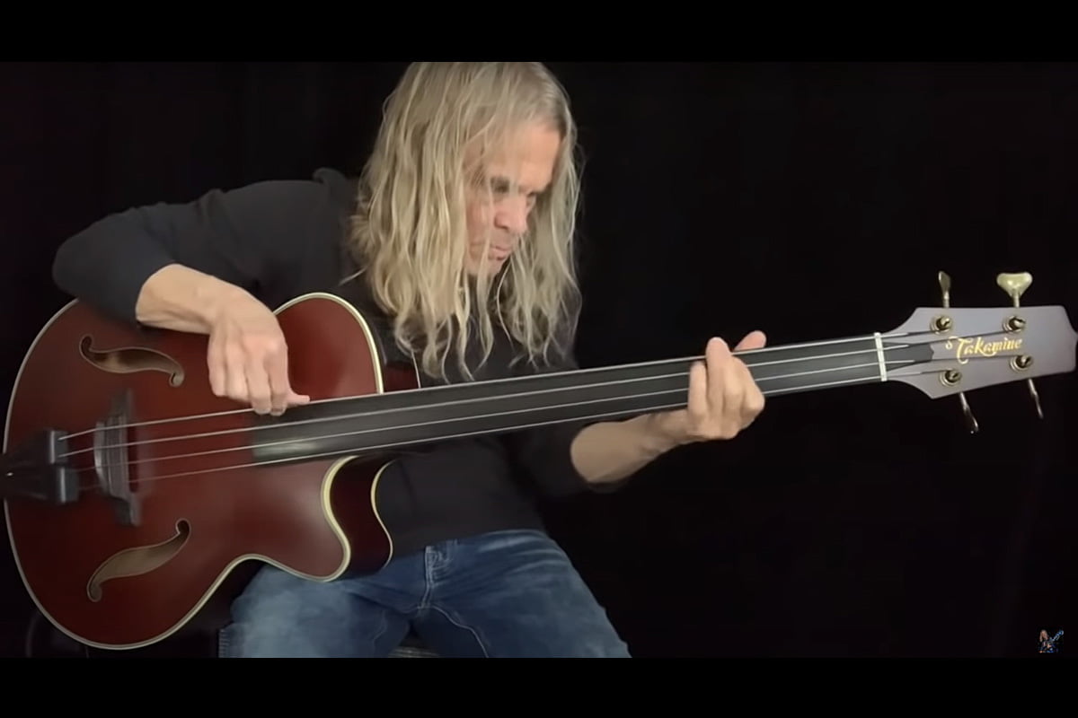 Tony Franklin i Takamine TB10 (fot. YouTube / Tony Franklin)