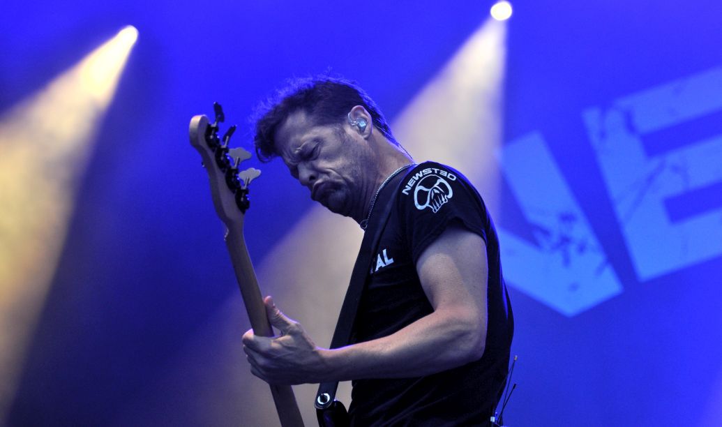 Jason Newsted miał grać z Alexem Van Halenem, a o opuszczeniu Metalliki powiedział: „Gdybym nie odszedł, byłbym martwy”