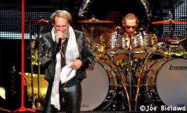 David Lee Roth rozmawia z Alexem Van Halenem i Joe Satrianim o koncertach Van Halen Tribute Tour!