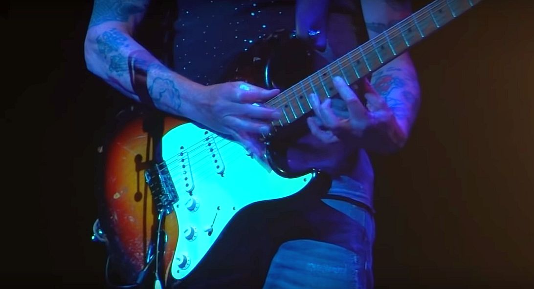 Gitarzysta Pearl Jam, Mike McCready zagrał „Eruption” w hołdzie dla Eddiego Van Halena