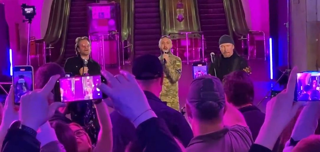 The Edge oraz Bono wystąpili w kijowskim metrze. Towarzyszył im ukraiński muzyk Taras Topolia z zespołu Antytila