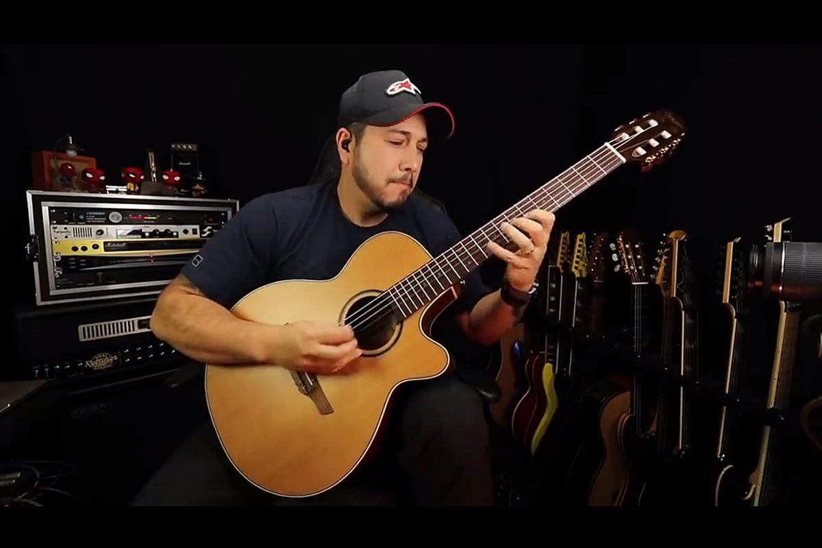 Gustavo Guerra i Takamine P3FCN (fot. Vimeo)