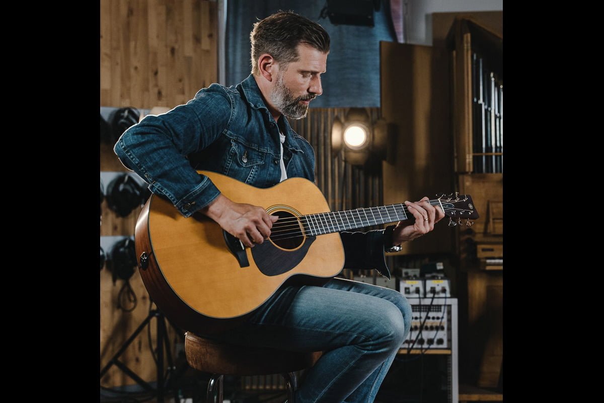 Göran Eriksson i Yamaha FSX5 Red Label (fot. Yamaha Guitars)