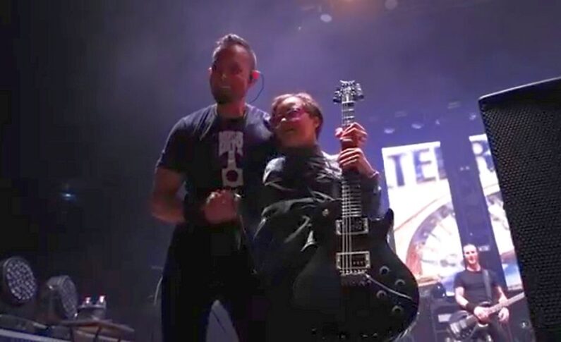 Mark Tremonti oddał swoją gitarę młodej fance podczas koncertu w Mediolanie