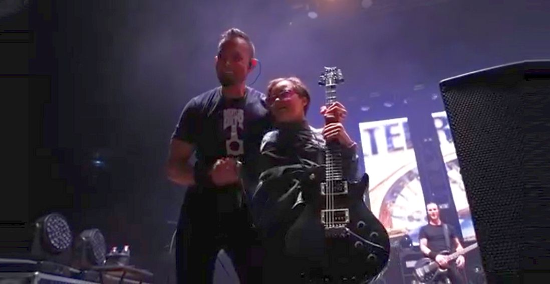 Mark Tremonti oddał swoją gitarę młodej fance podczas koncertu w Mediolanie